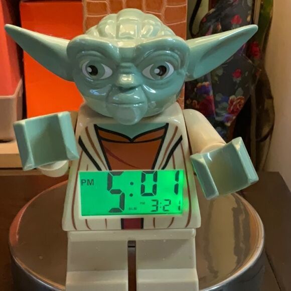 HOST PICK July 2022 - 2010 Yoda Lego Alarm Clock ⏰ GLOWS! Battery operated - Picture 2 of 11